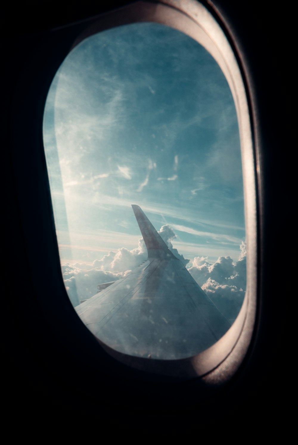 Flugzeugfenster Blick auf weiße Wolken während des Tages