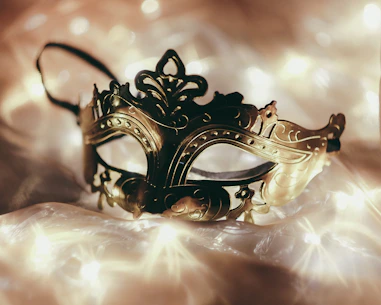 en référence aux masques portés en société pour se protéger