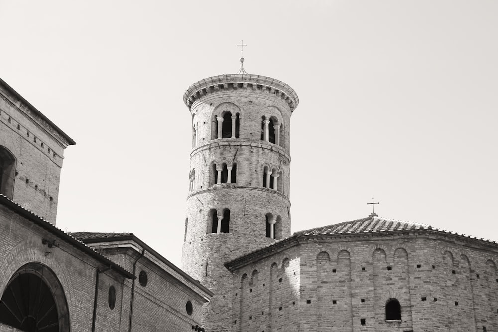 edificio in cemento grigio sotto il cielo bianco durante il giorno