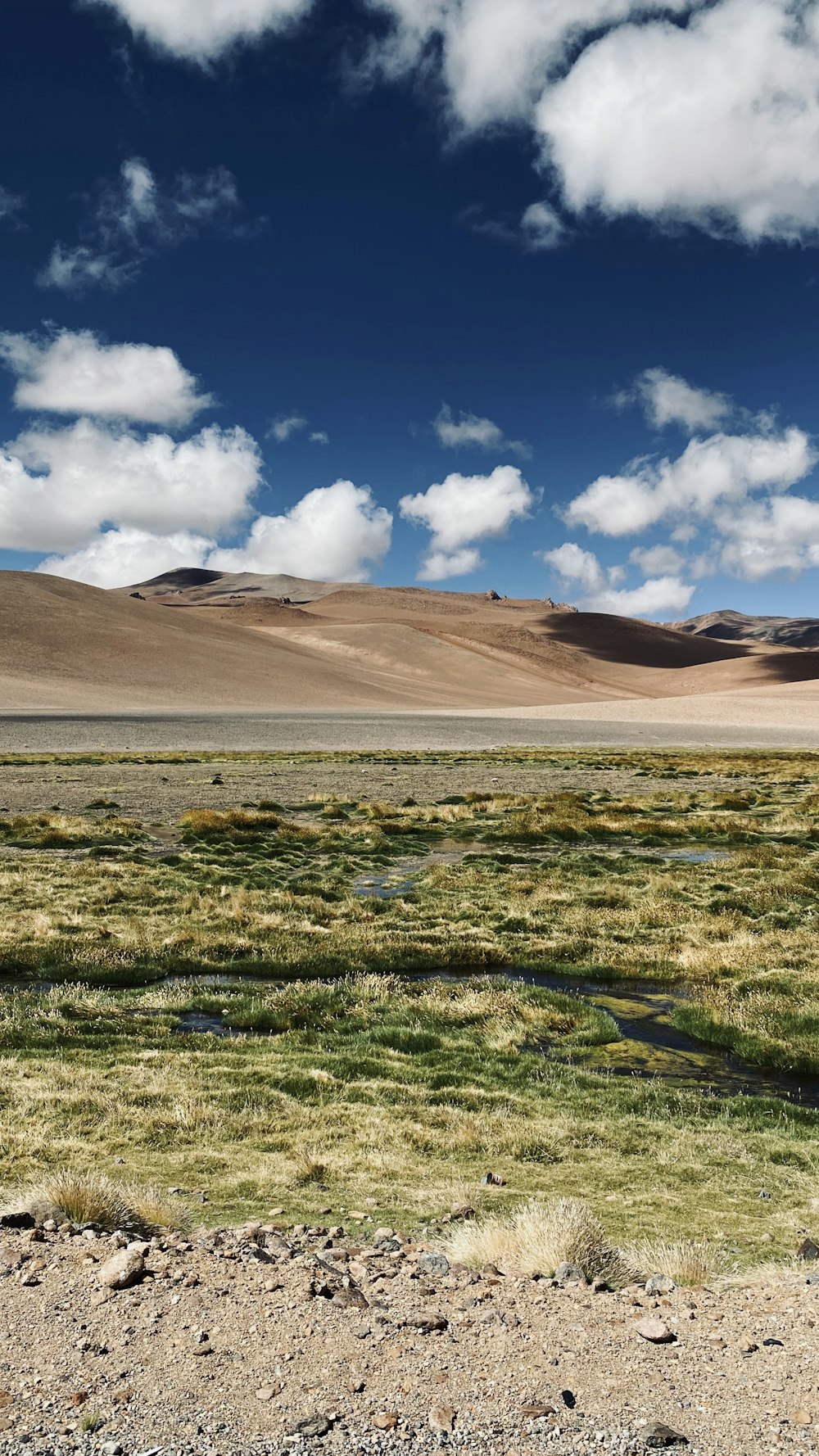 Brauner Berg unter blauem Himmel tagsüber