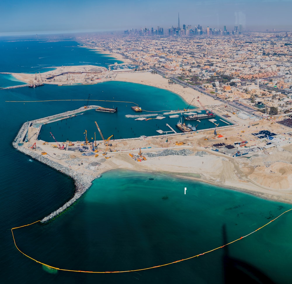 Vista aérea de los edificios de la ciudad cerca del cuerpo de agua durante el día