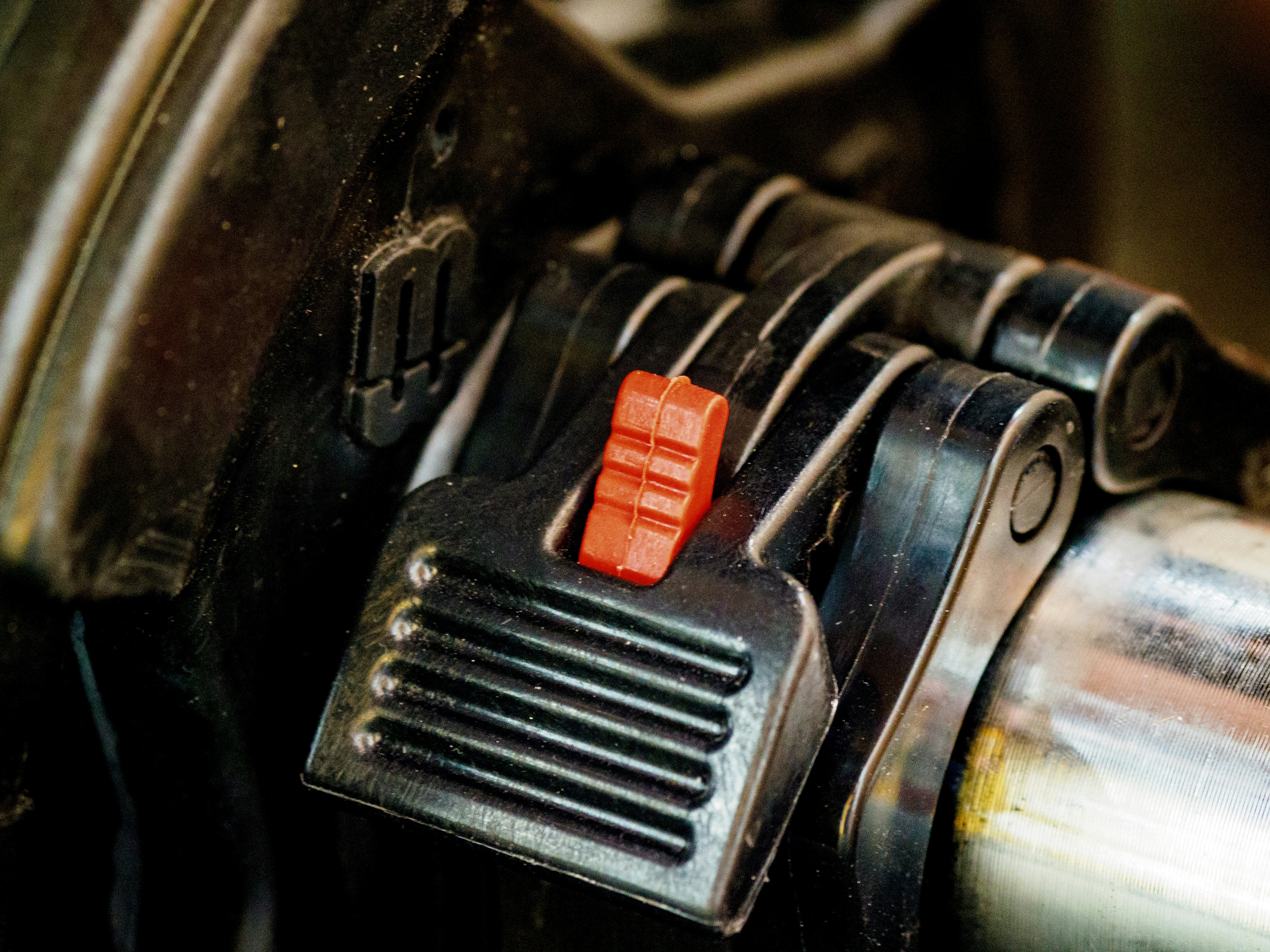 Early 1900s automobile similar in era to the first hybrid vehicles