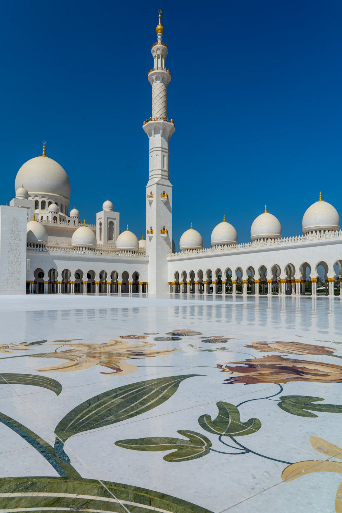 Area masjid yang dapat menggunakan TV LED sebagai media jam digital dan jadwal salat