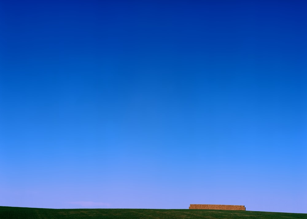 Edificio de hormigón marrón bajo el cielo azul durante el día