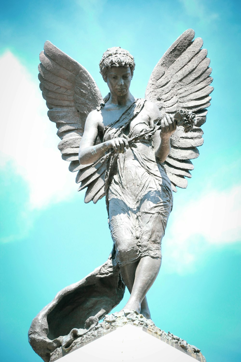 낮에는 푸른 하늘 아래 천사 동상