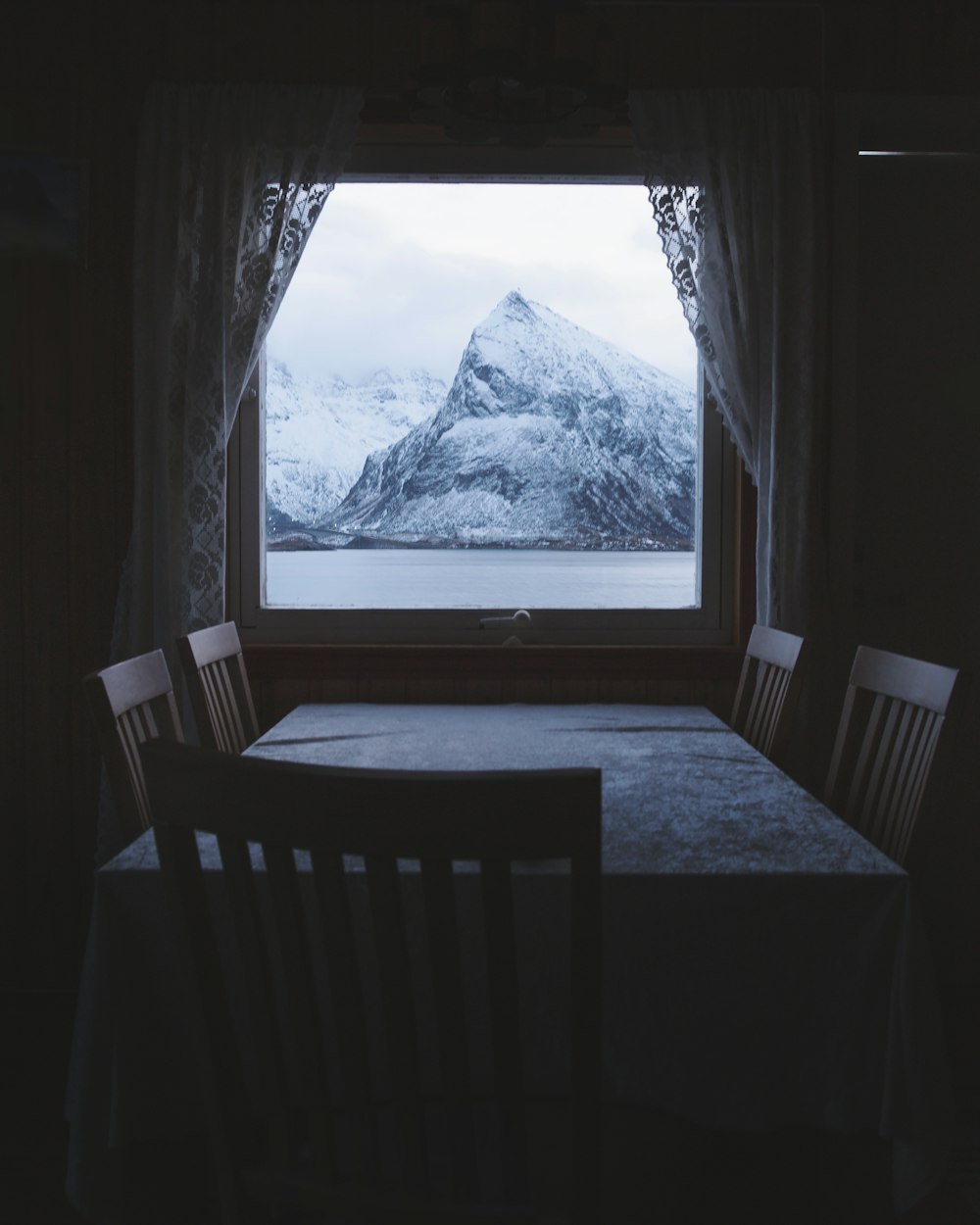 Mesa y sillas de madera marrón