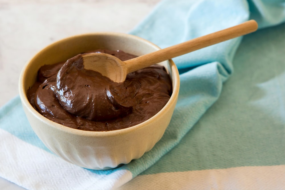 Chocolat brun sur bol en céramique blanche