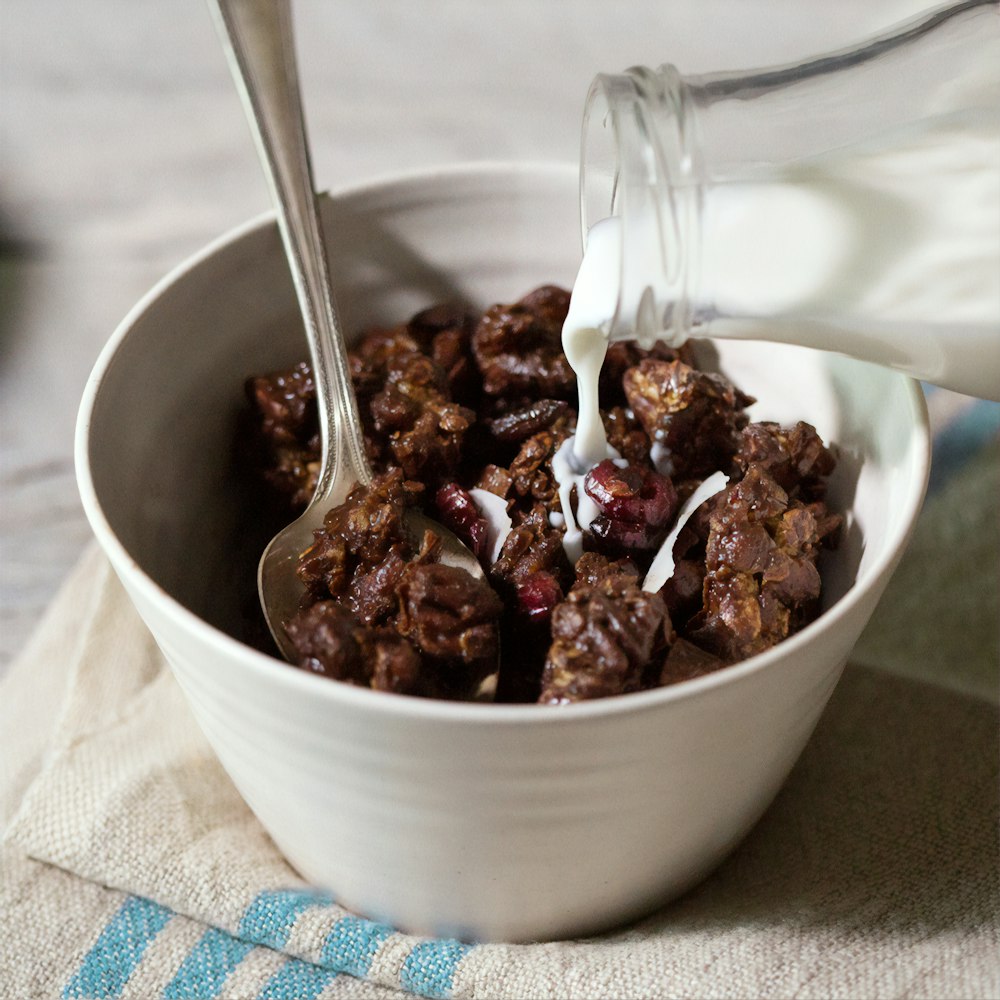 Helado de chocolate en cuenco de cerámica blanca