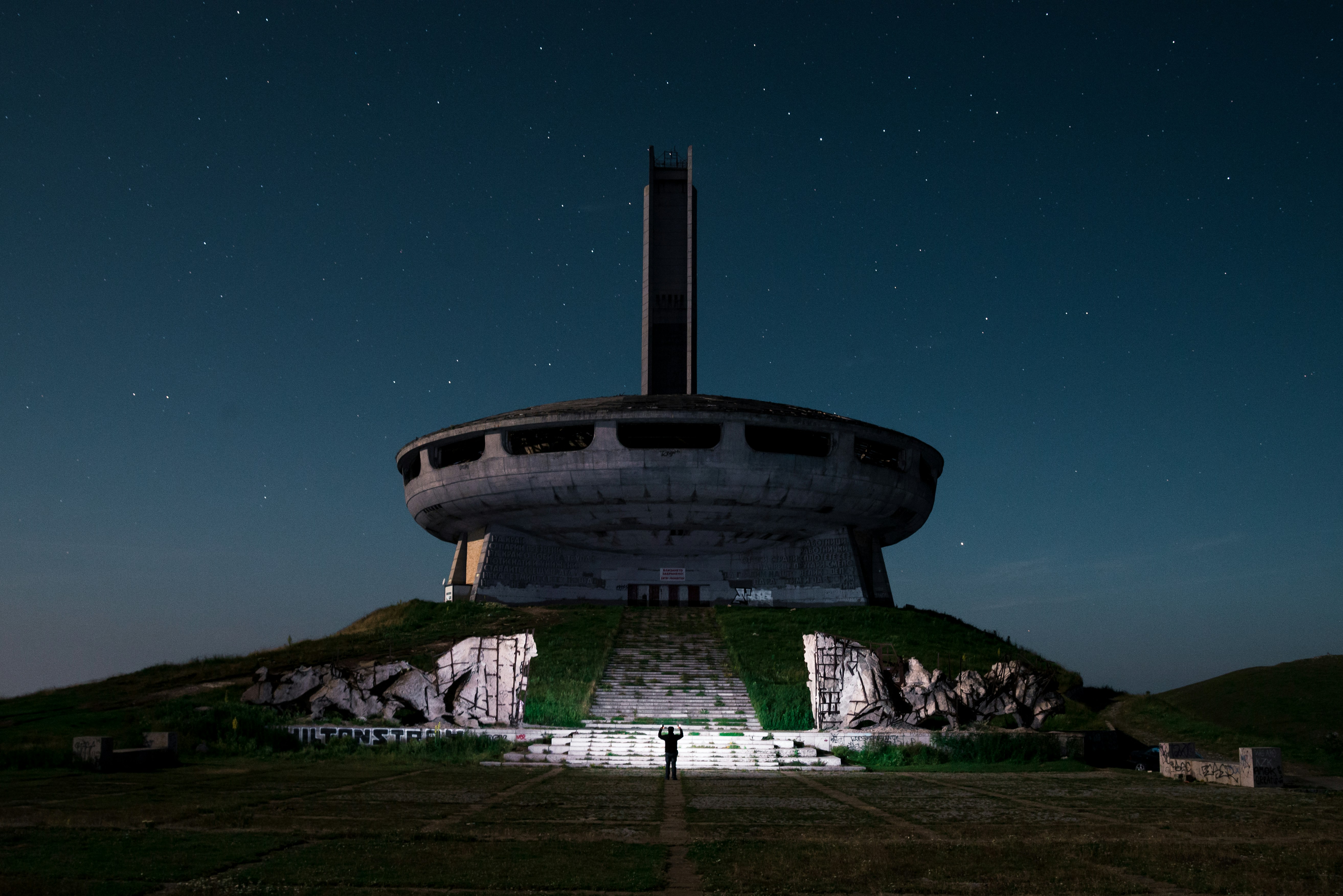 Braun-weißes Betongebäude unter blauem Himmel tagsüber