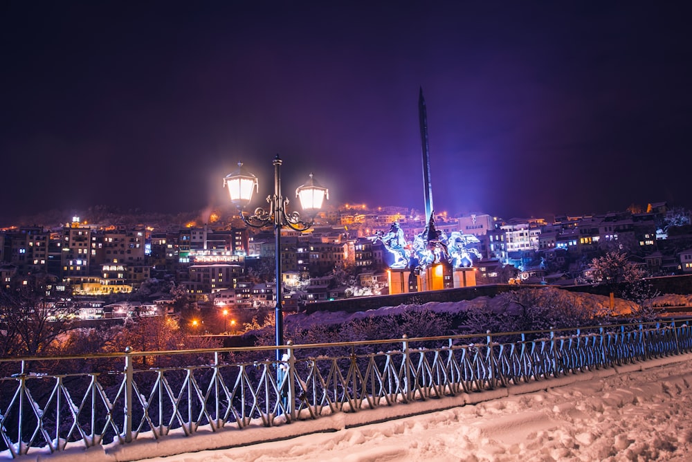 Luci della città accese durante le ore notturne