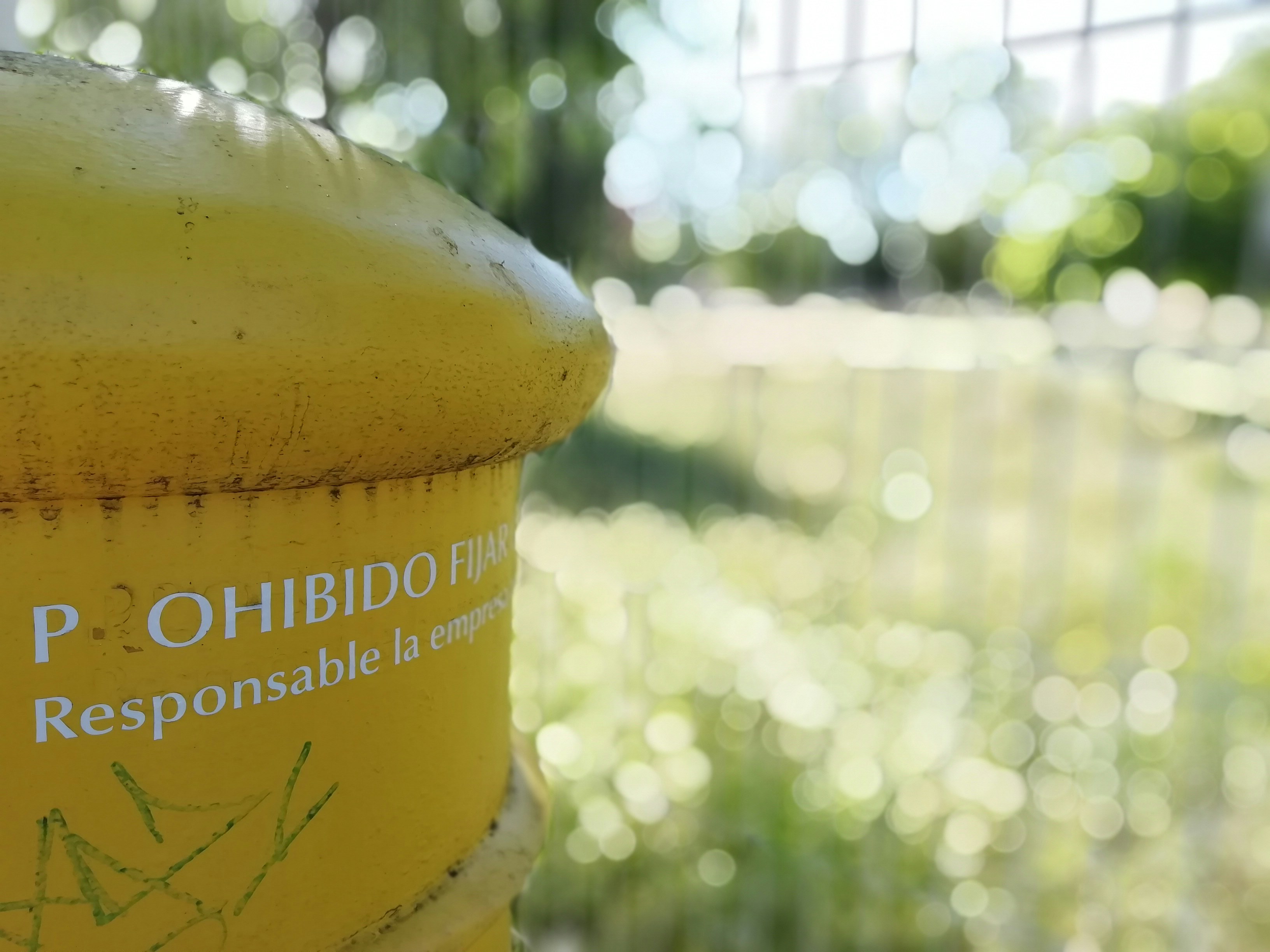 yellow and white ceramic jar