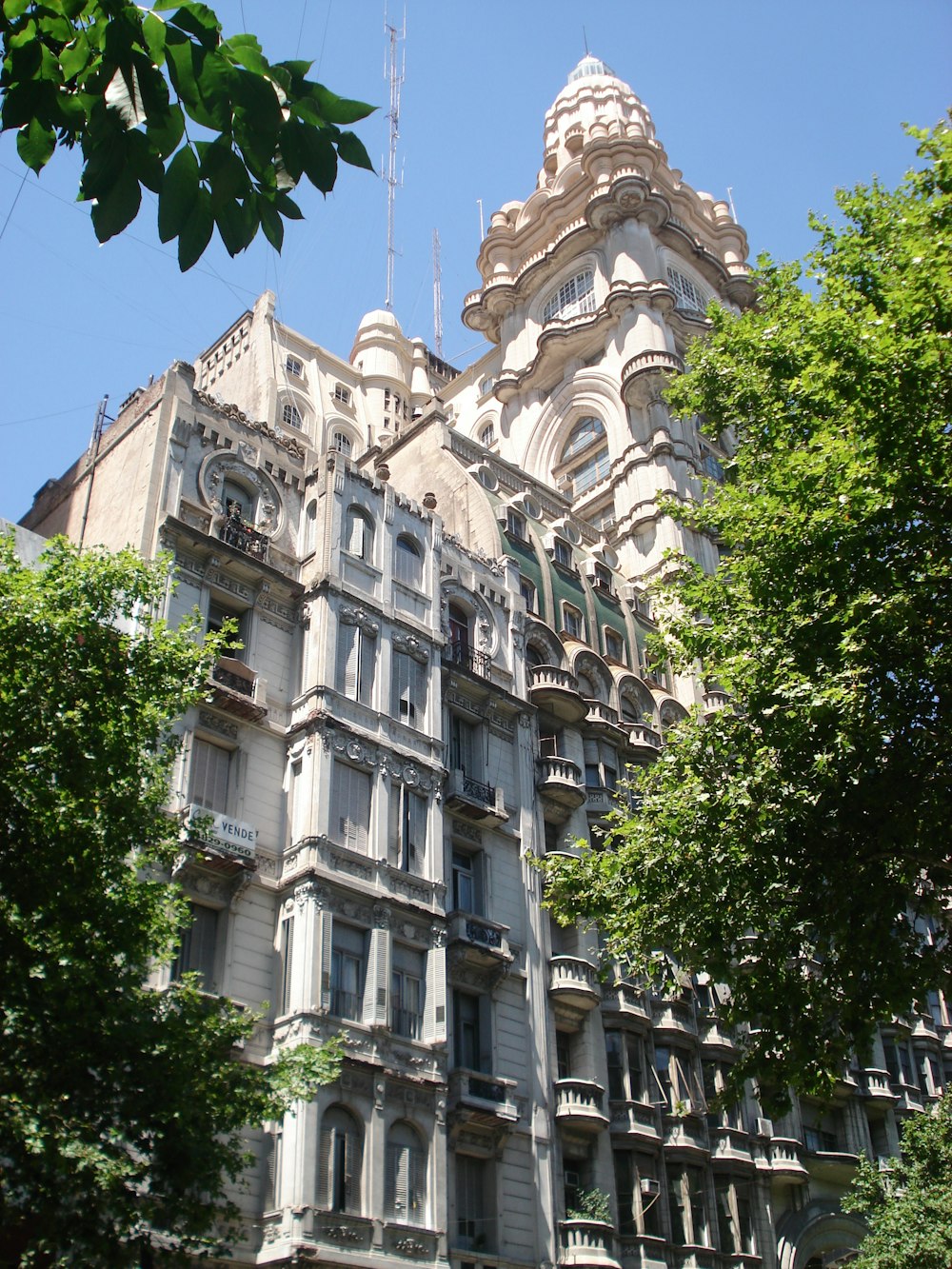 Edificio de hormigón blanco cerca de árboles verdes durante el día