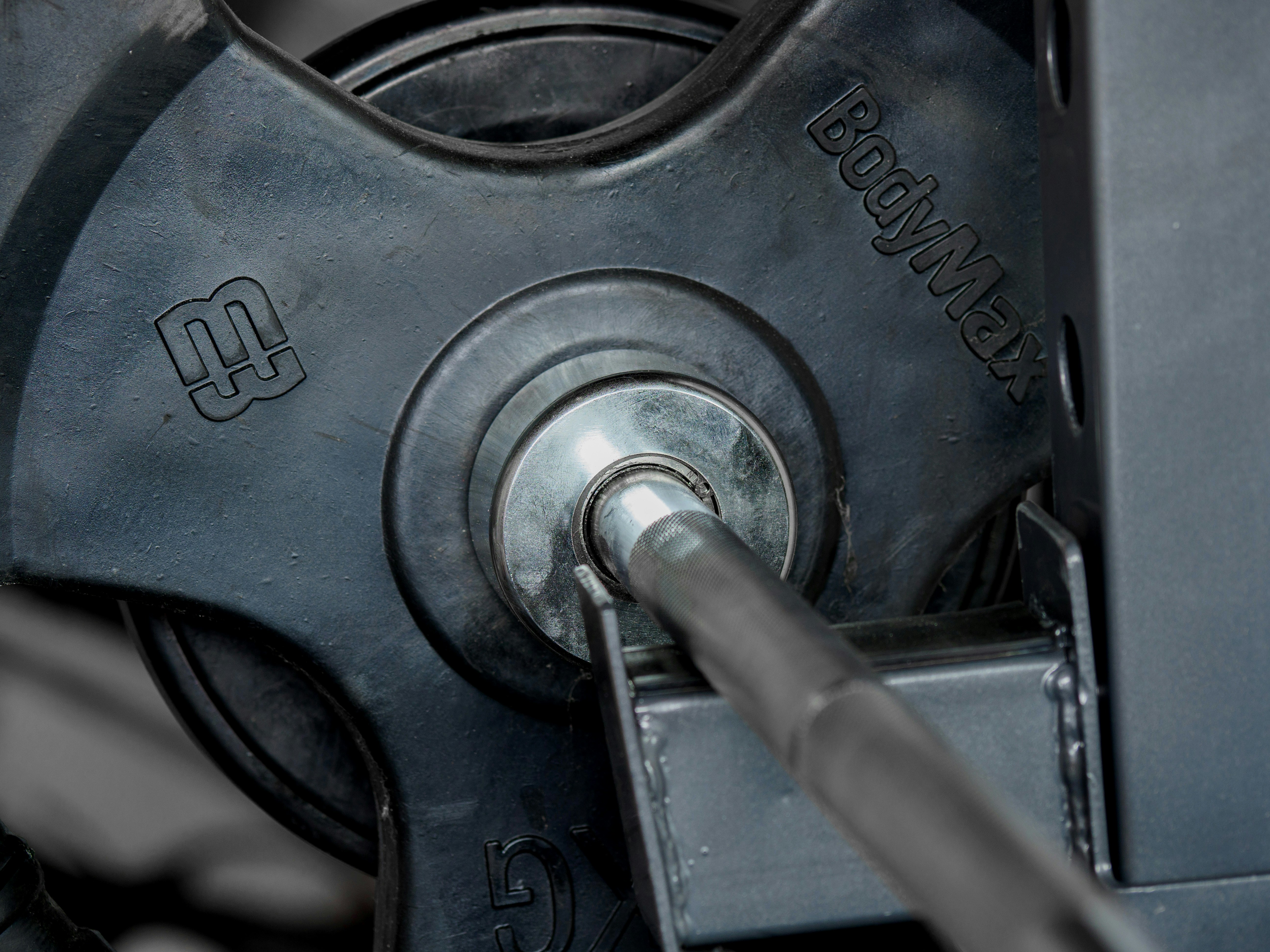 close up, bokeh, macro, blur, blurred background, close focus, weight training, gym, weights, gym equipment, working out, home gym, </p><p dir=