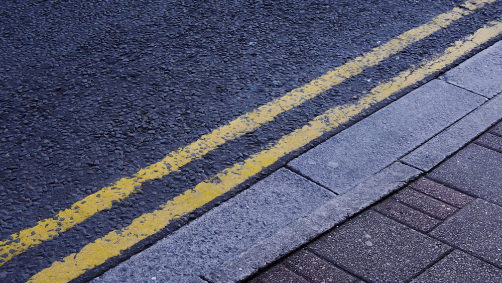 Línea amarilla en carretera de hormigón gris