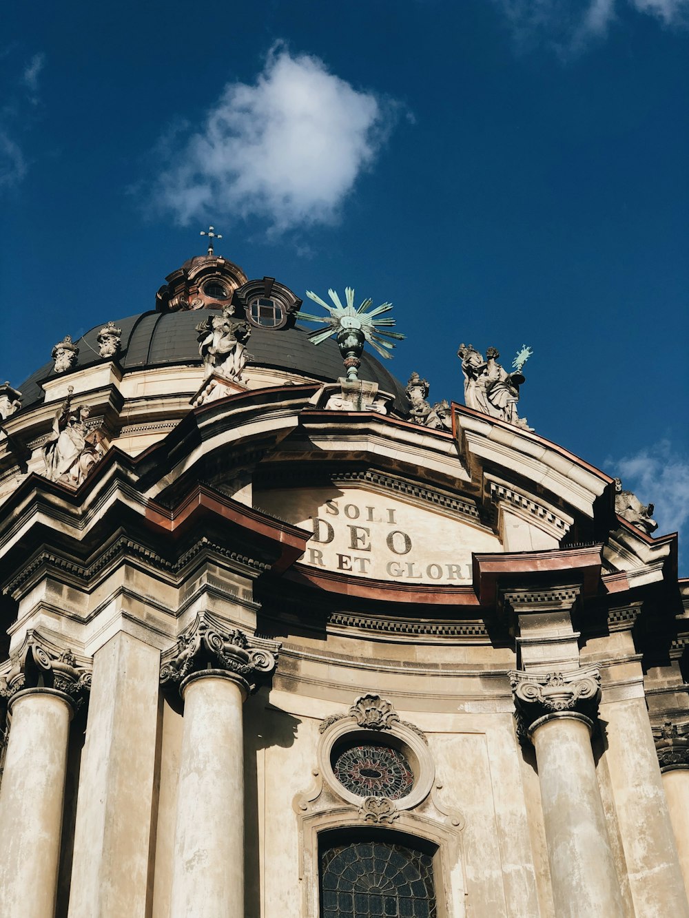 Edificio in cemento bianco e marrone sotto il cielo blu durante il giorno