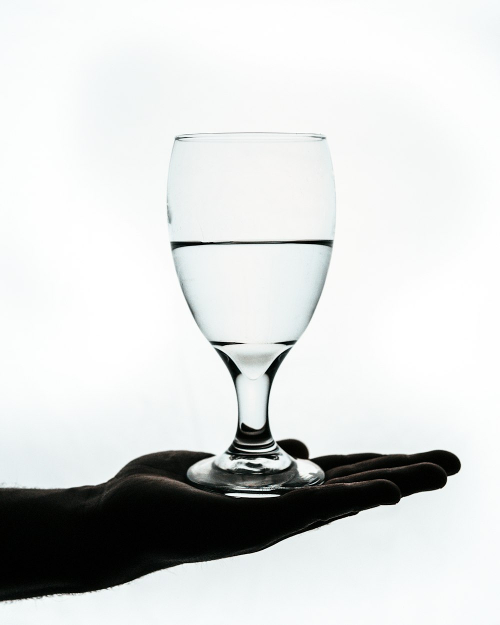 verre à vin transparent avec de l’eau