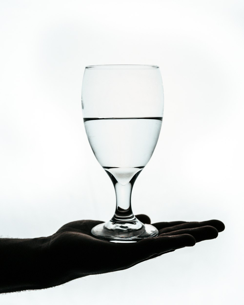 klares Weinglas mit Wasser