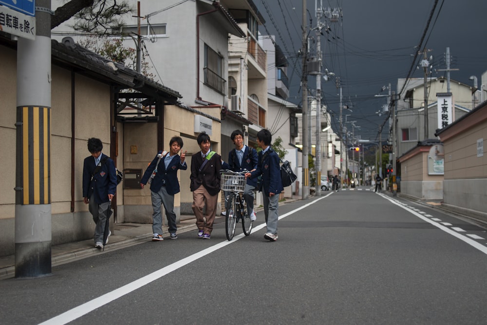 昼間、街を歩く人々