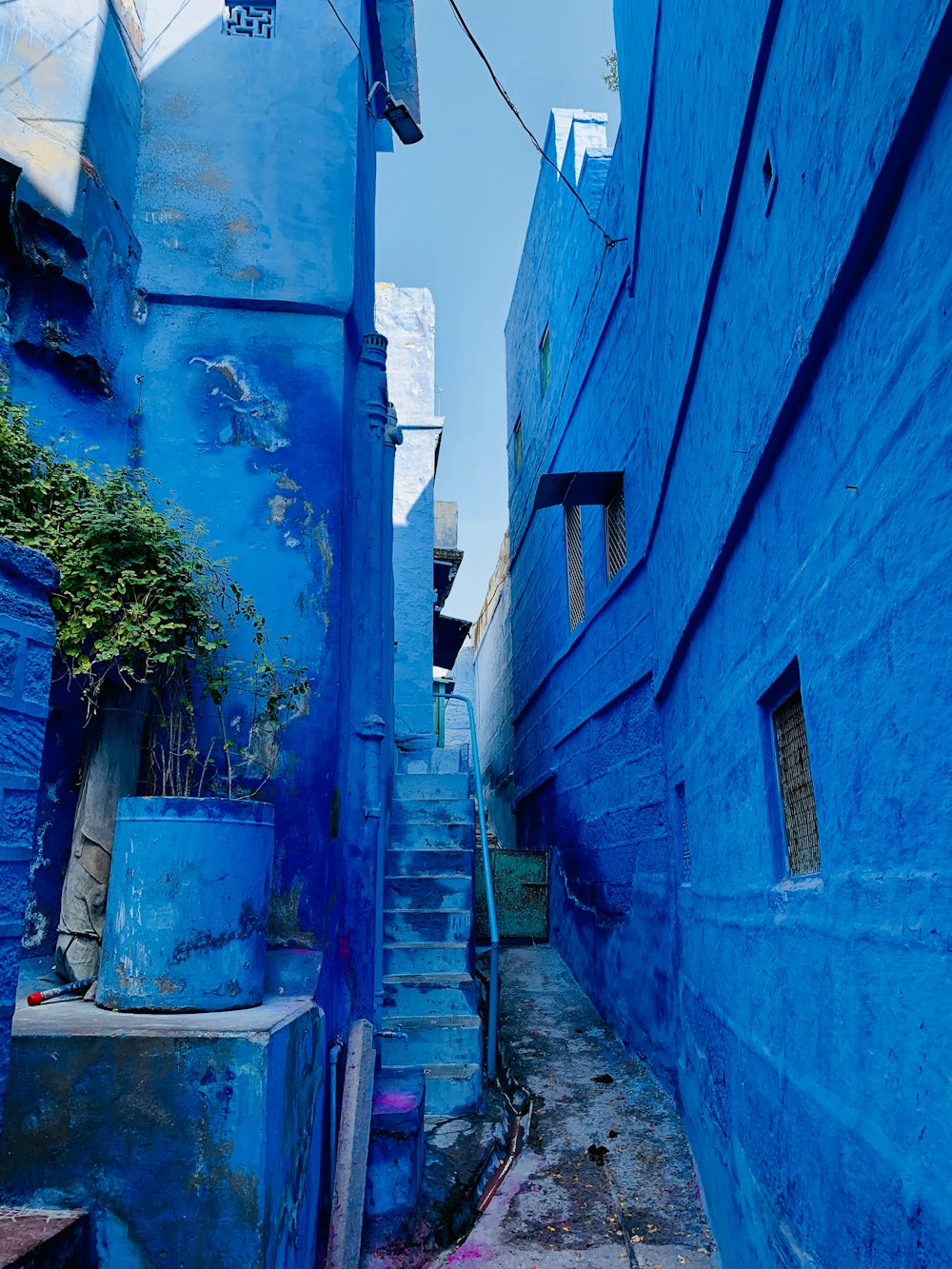 Edificio de hormigón azul durante el día