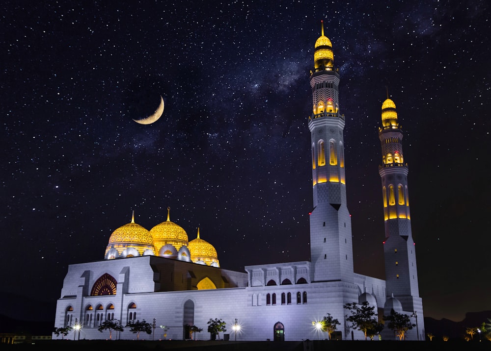 Edificio a cupola bianco e oro sotto la notte stellata