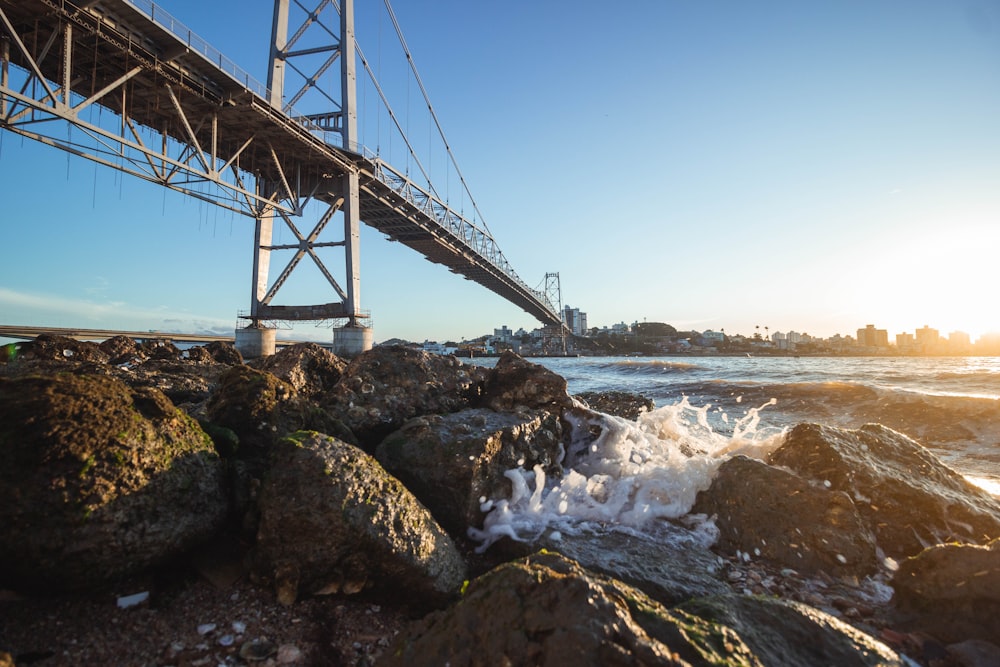 ponte di metallo grigio sul mare durante il giorno