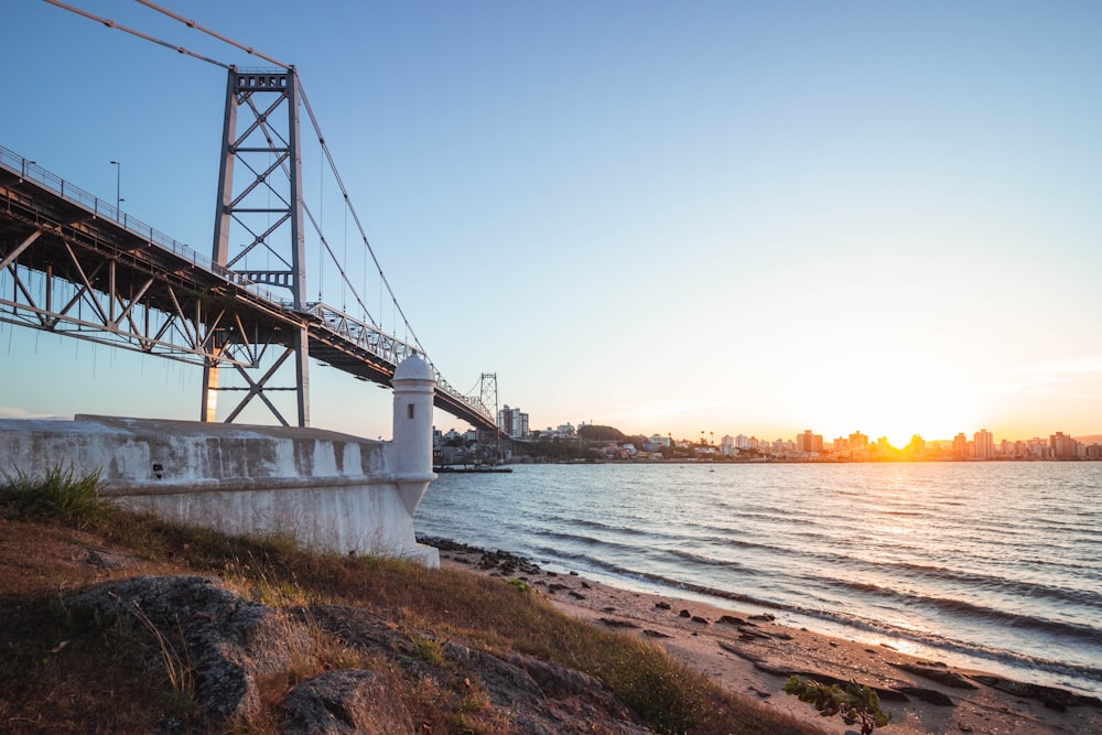 Puente sobre el mar durante el día