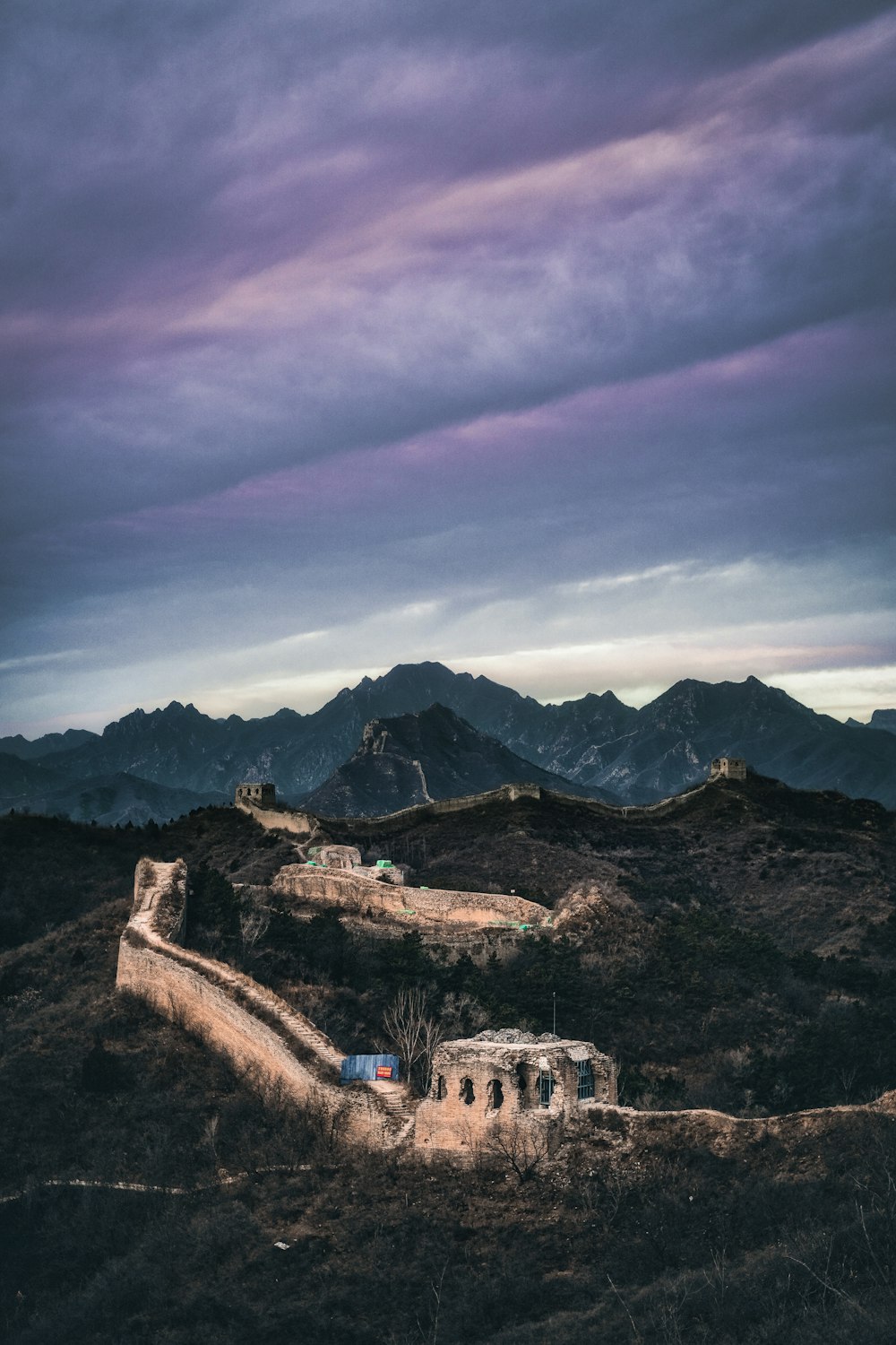 the great wall of china under a cloudy sky