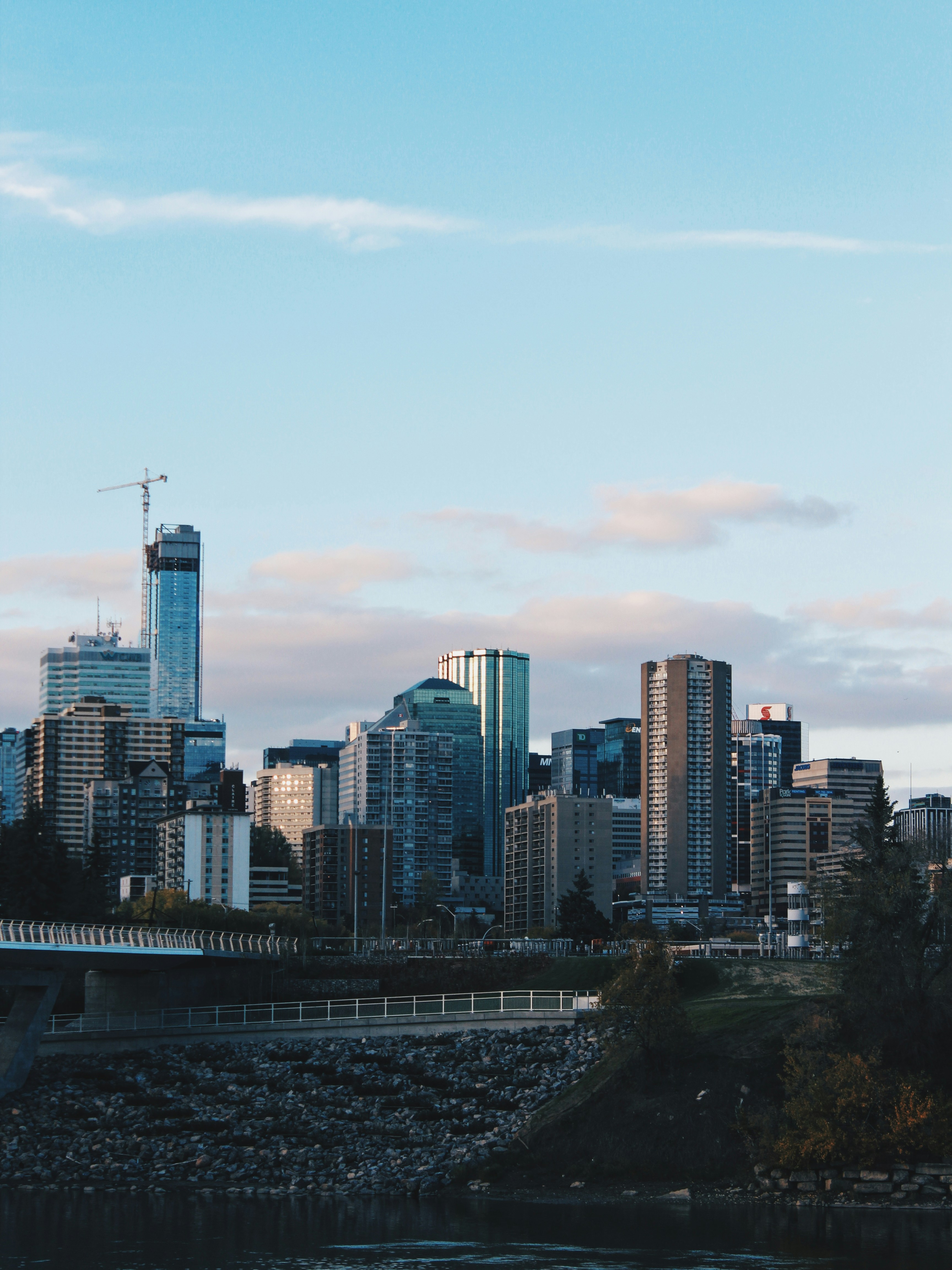 Skyline der Stadt tagsüber unter blauem Himmel