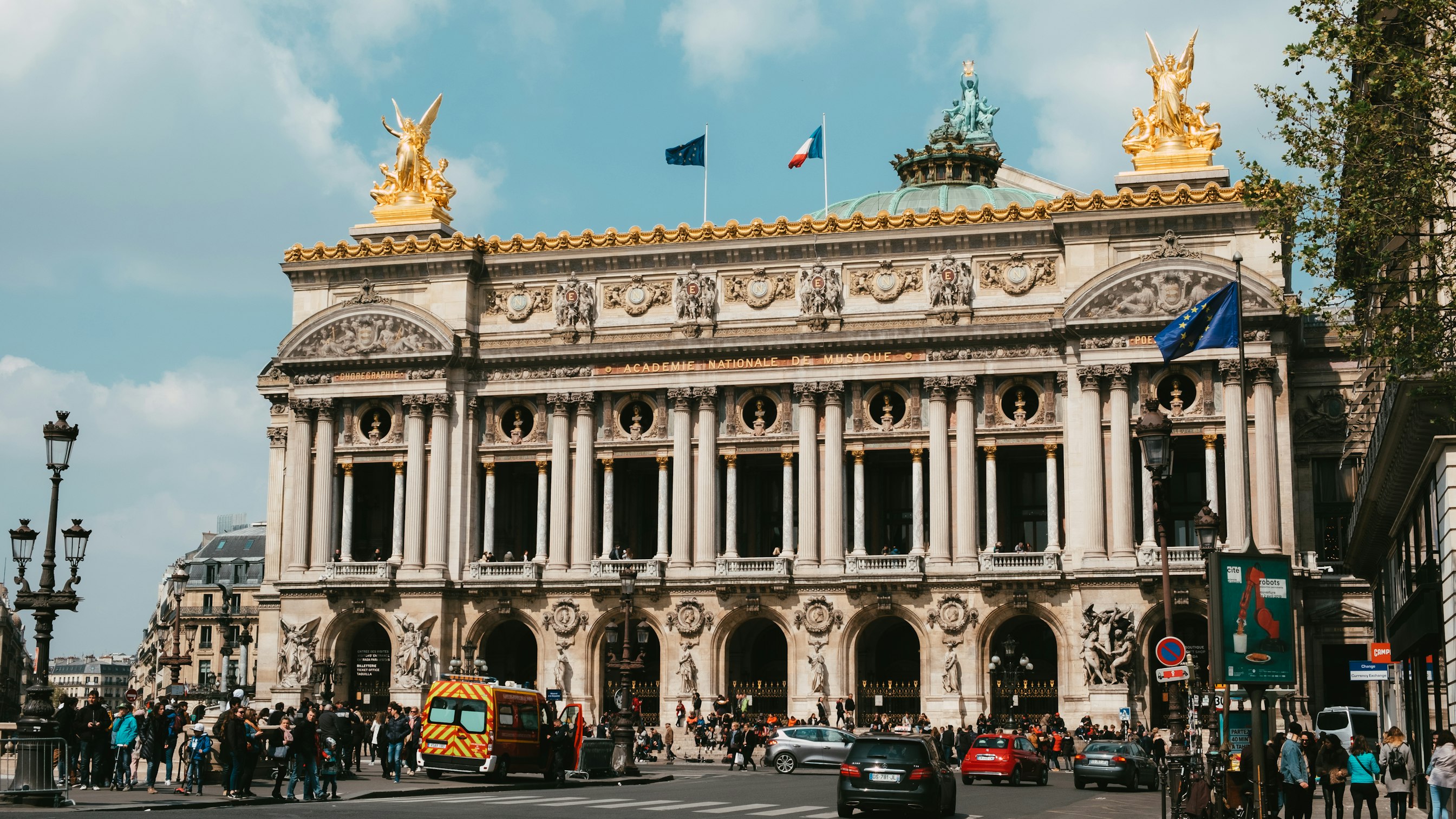 mairie et église de Viarmes le long du GR1