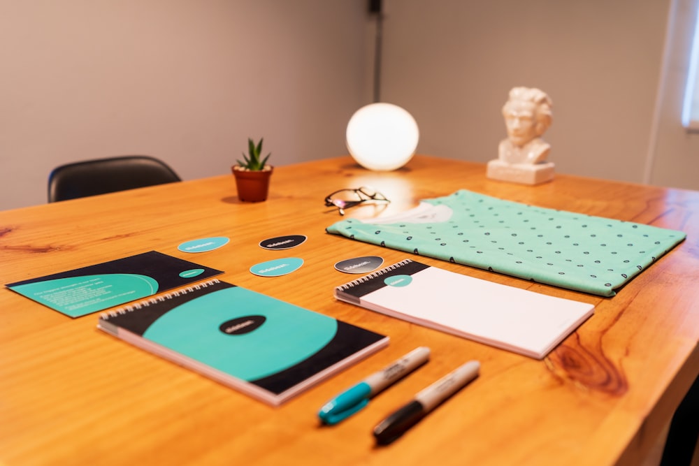 Stylo à clic bleu et noir sur table en bois marron