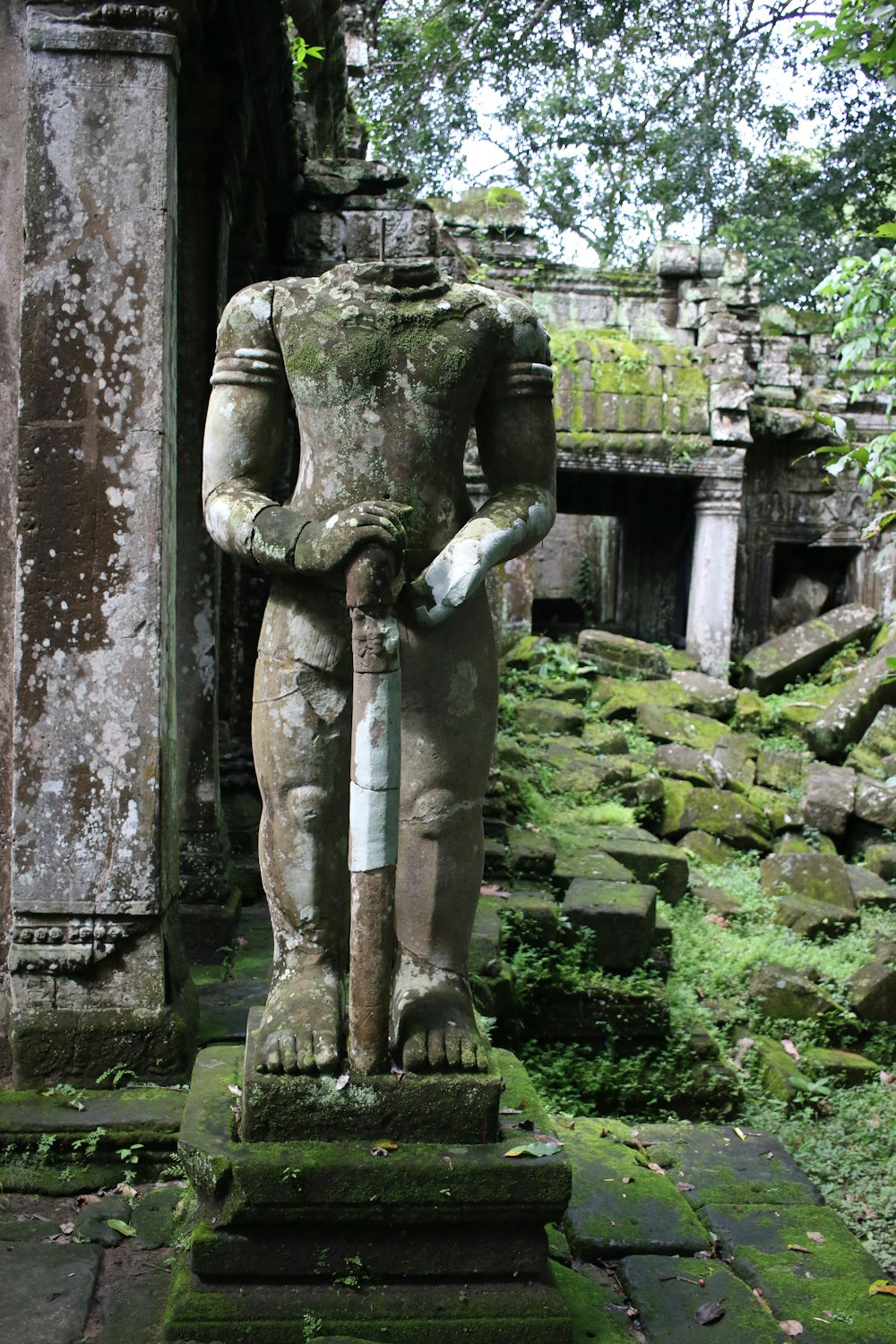 gray concrete statue of man