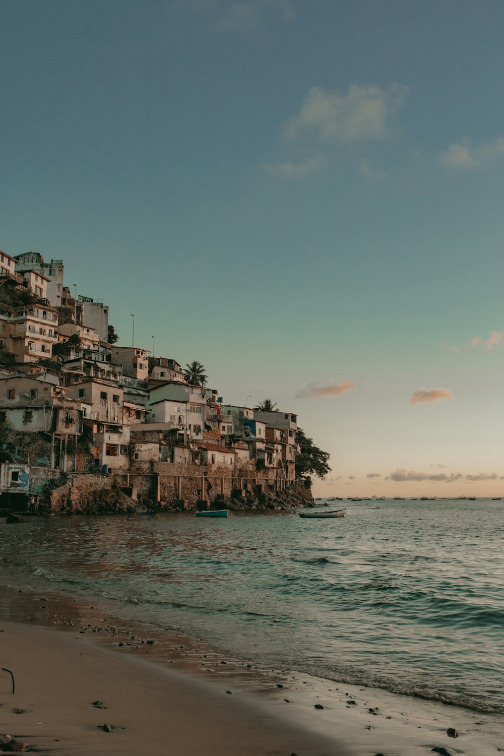 case vicino al mare sotto il cielo blu durante il giorno