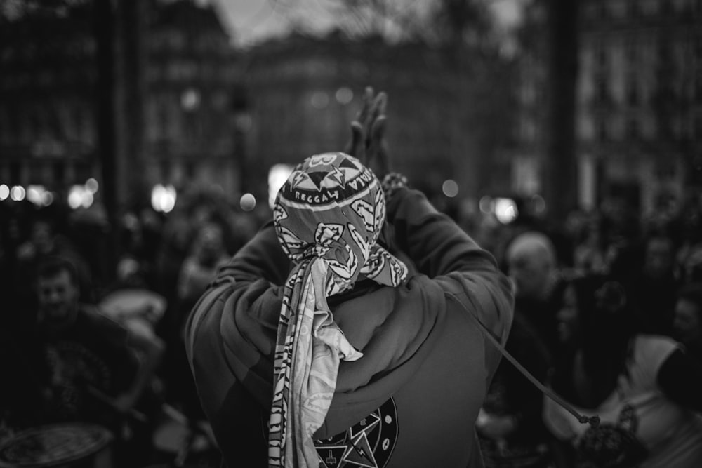 Foto in scala di grigi di una persona che indossa la maschera