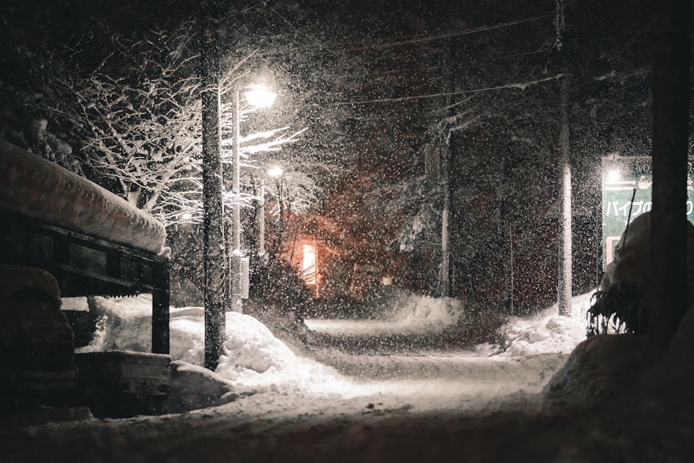 Schneebedeckte Straße tagsüber