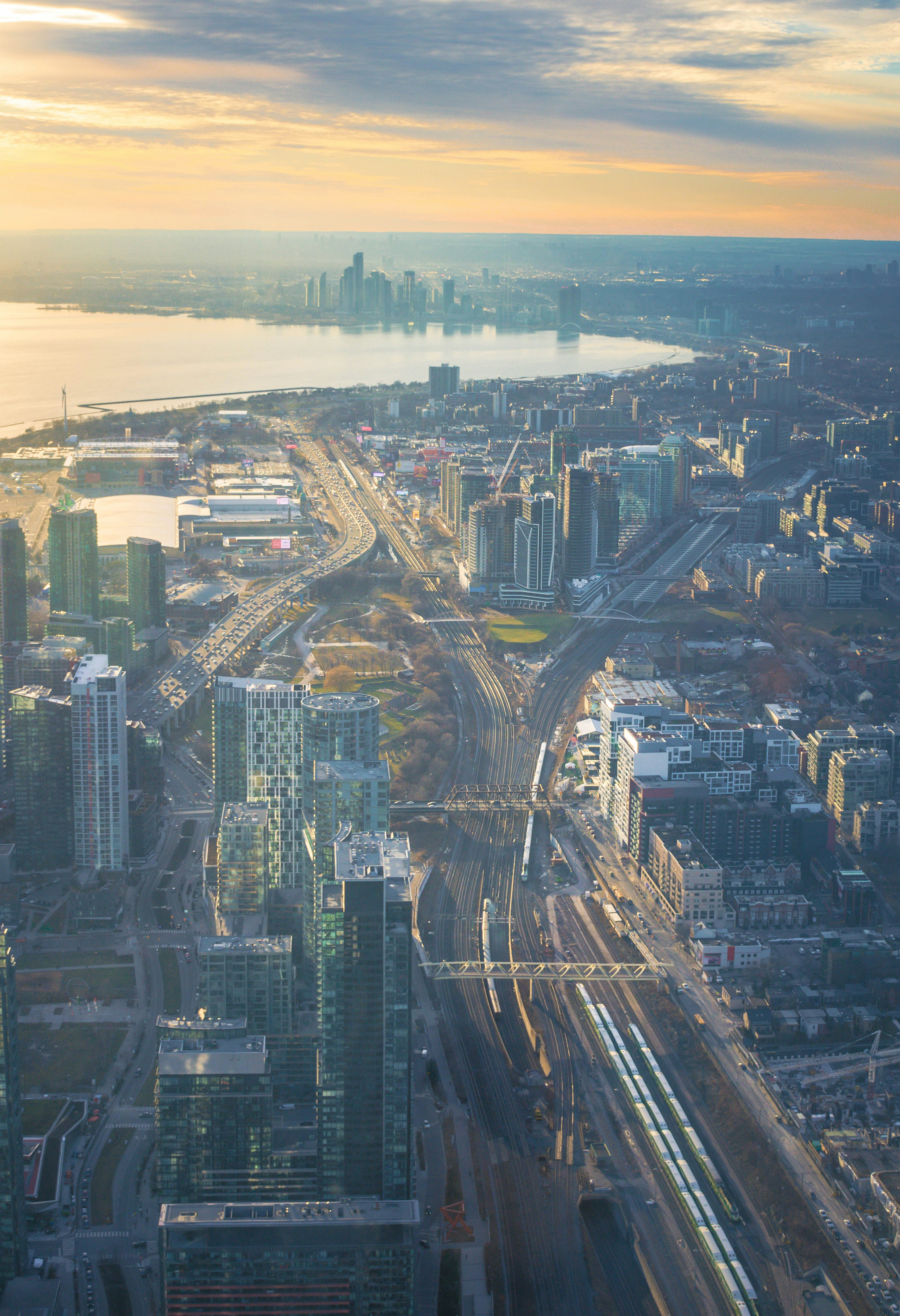 vista aérea dos edifícios da cidade durante a noite