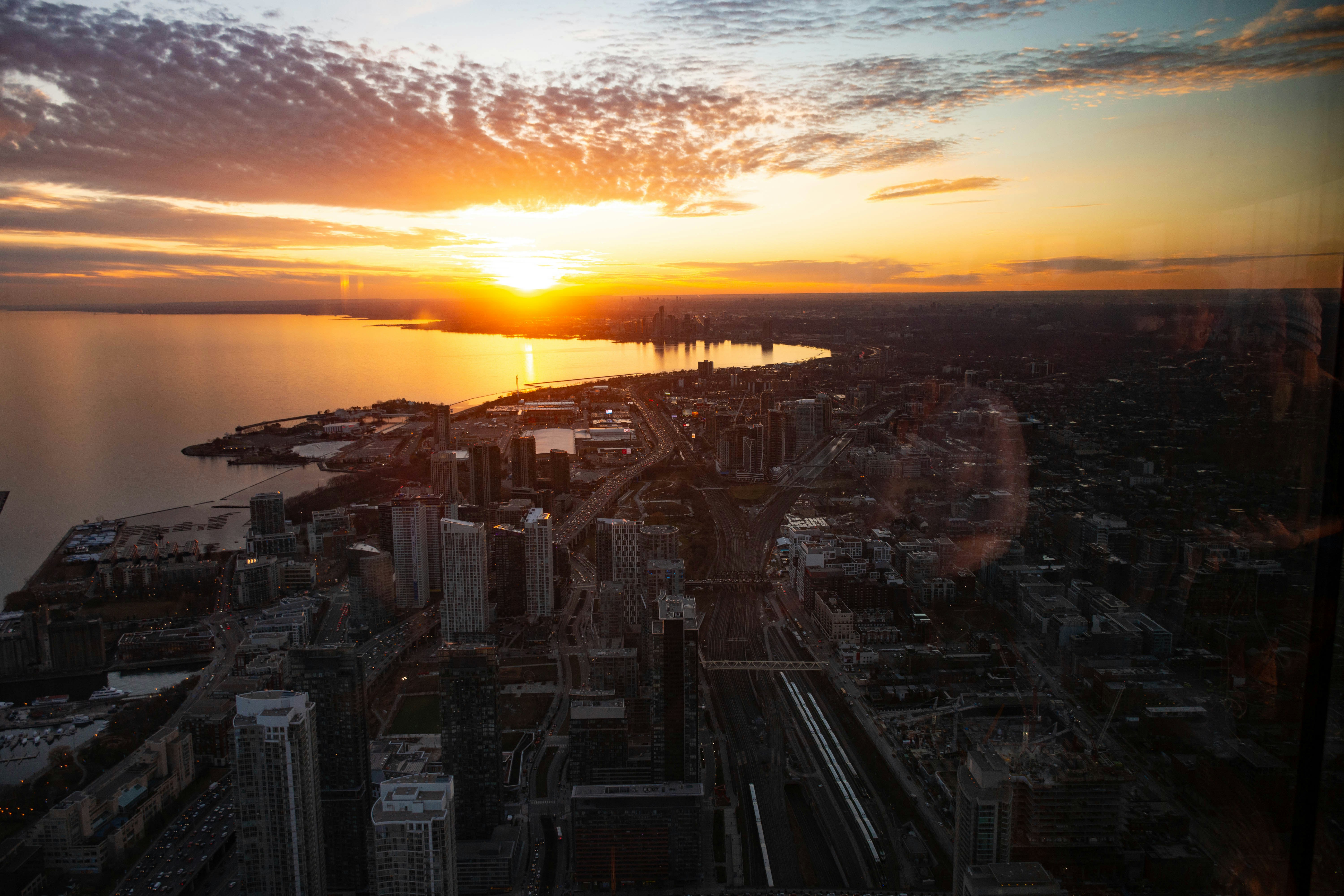 Luftaufnahme der Stadt bei Sonnenuntergang