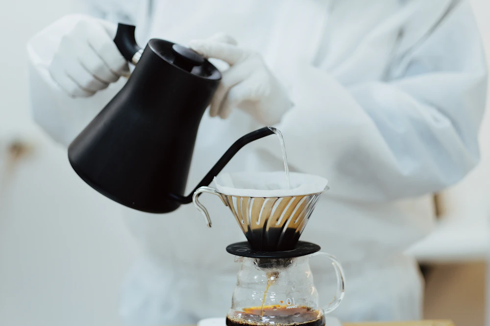 細口手沖壺與濾杯共同入鏡，同類商品示意圖片