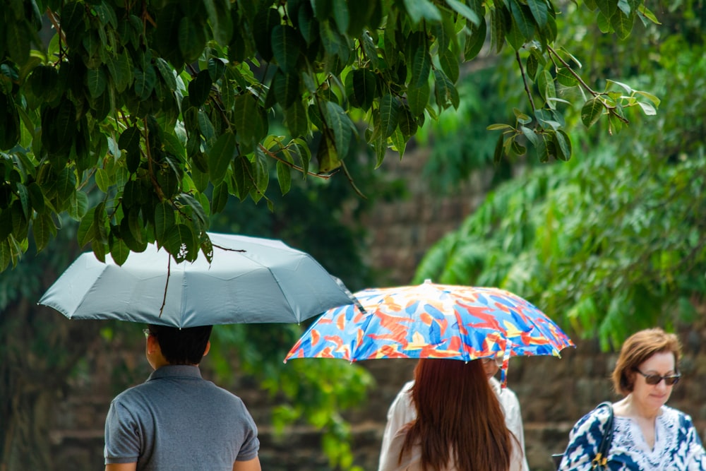 Frau im grauen Langarmhemd mit Regenschirm
