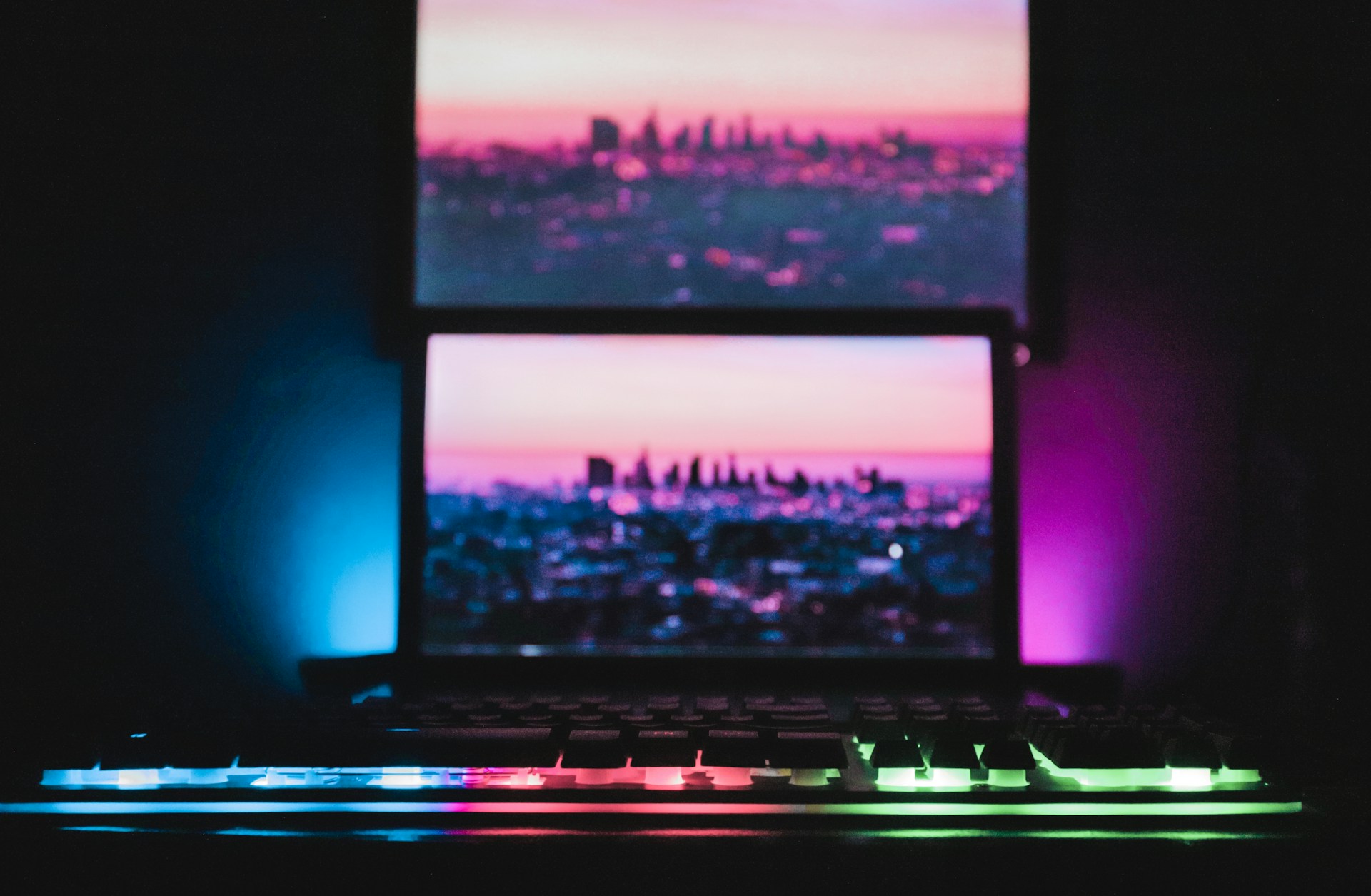 gray computer monitor