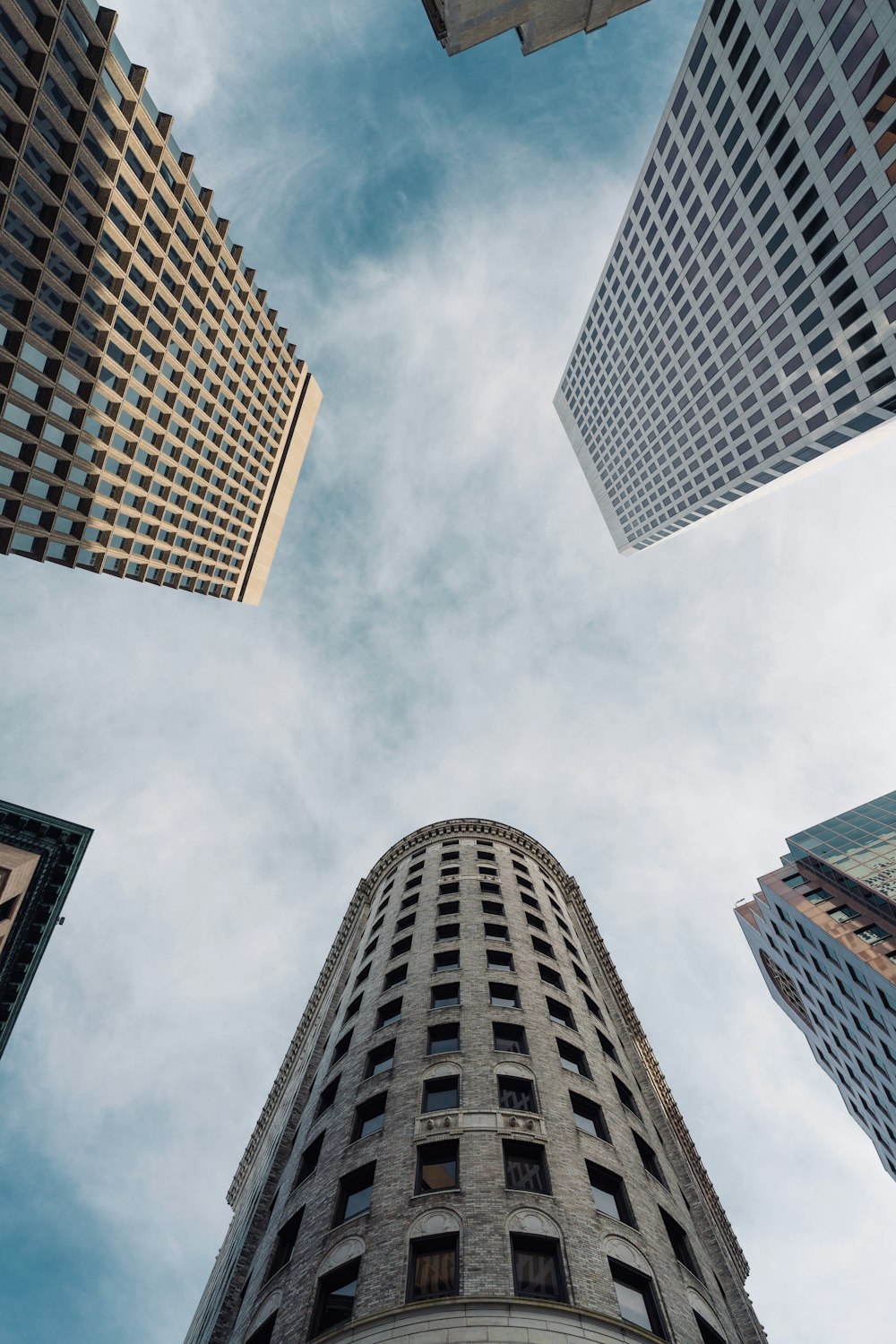 Fotografía de ángulo bajo de un edificio de gran altura bajo el cielo azul durante el día