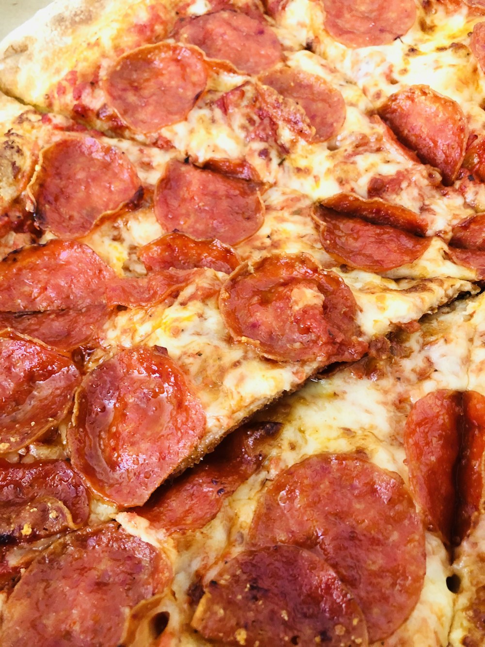 Pizza au pepperoni sur assiette en céramique blanche