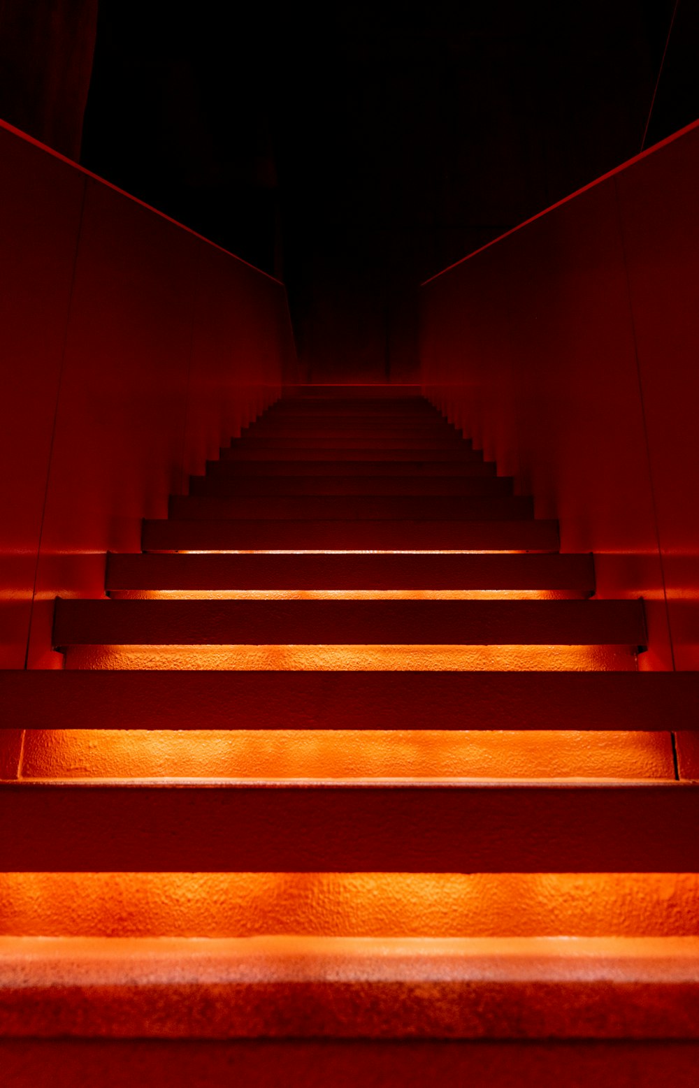 Escalera marrón y negra con luces amarillas y rojas