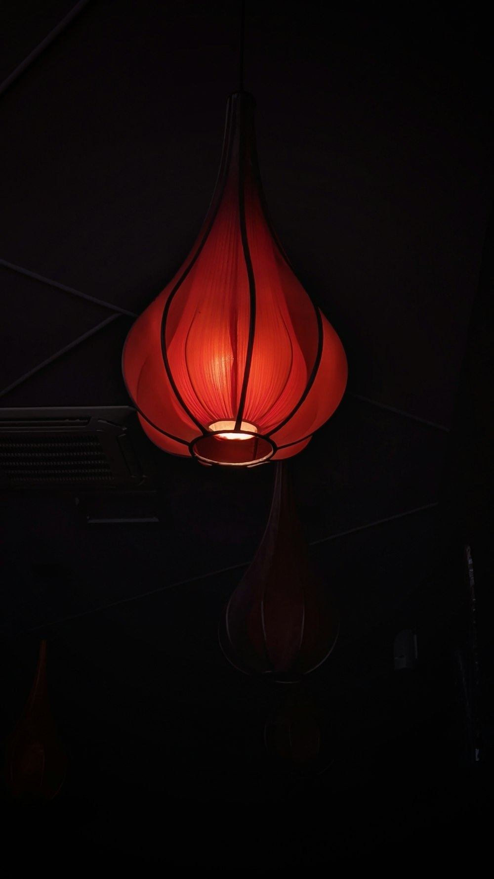 Linterna de papel roja encendida con poca luz