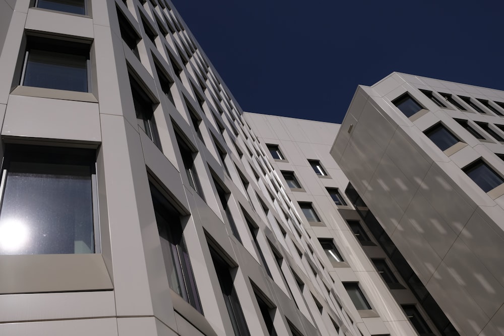 Bâtiment en béton blanc sous le ciel bleu pendant la journée