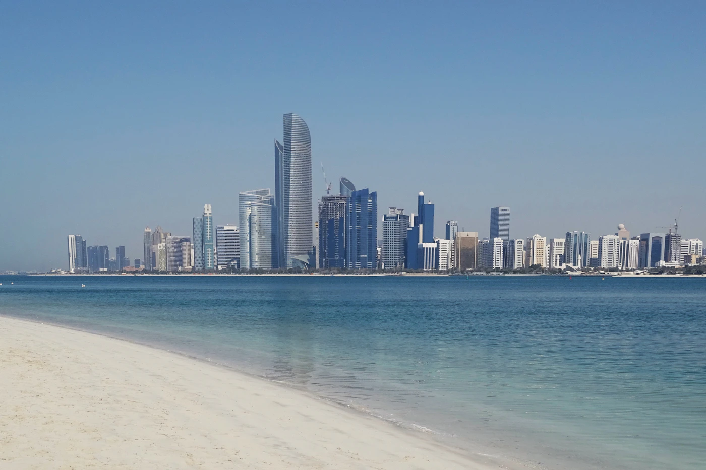 Hochhäuser an der Küste von Abu Dhabi