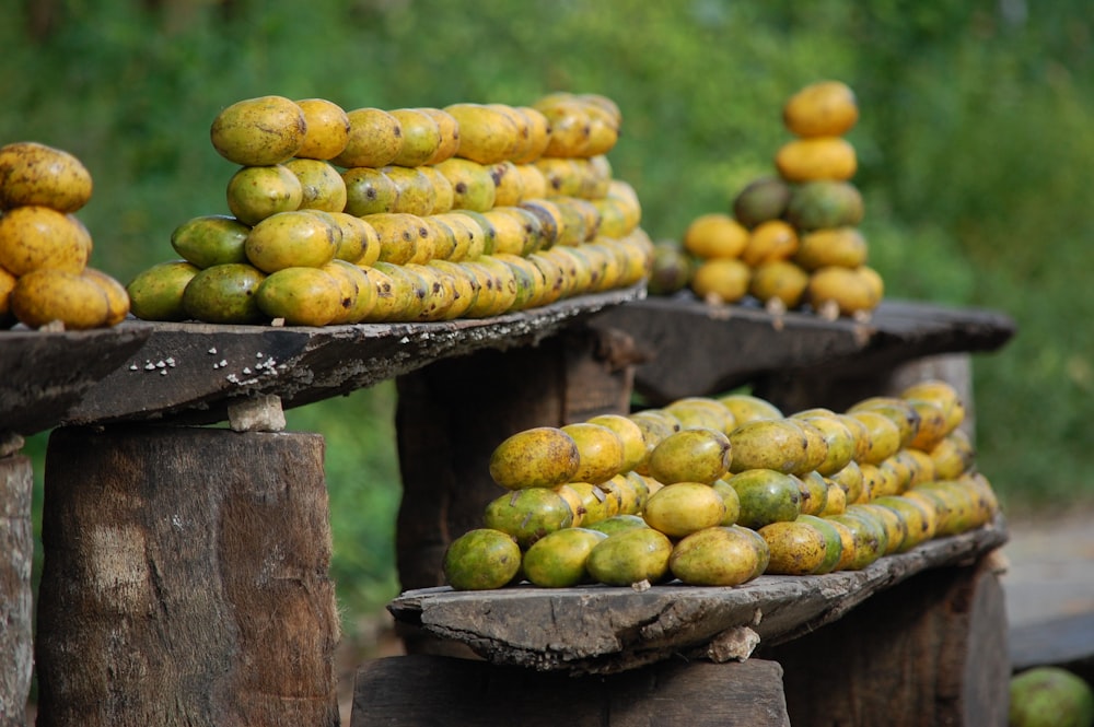 frutas amarillas y verdes sobre mesa de madera marrón