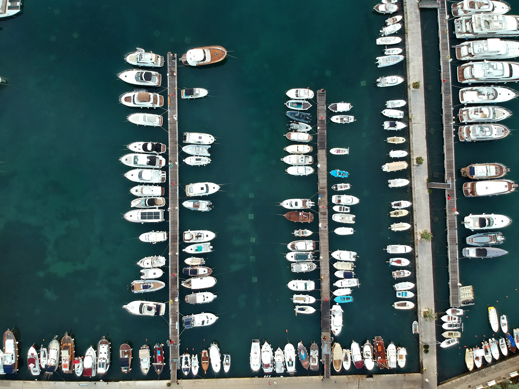 Marina vue du dessus avec bateaux amarrés