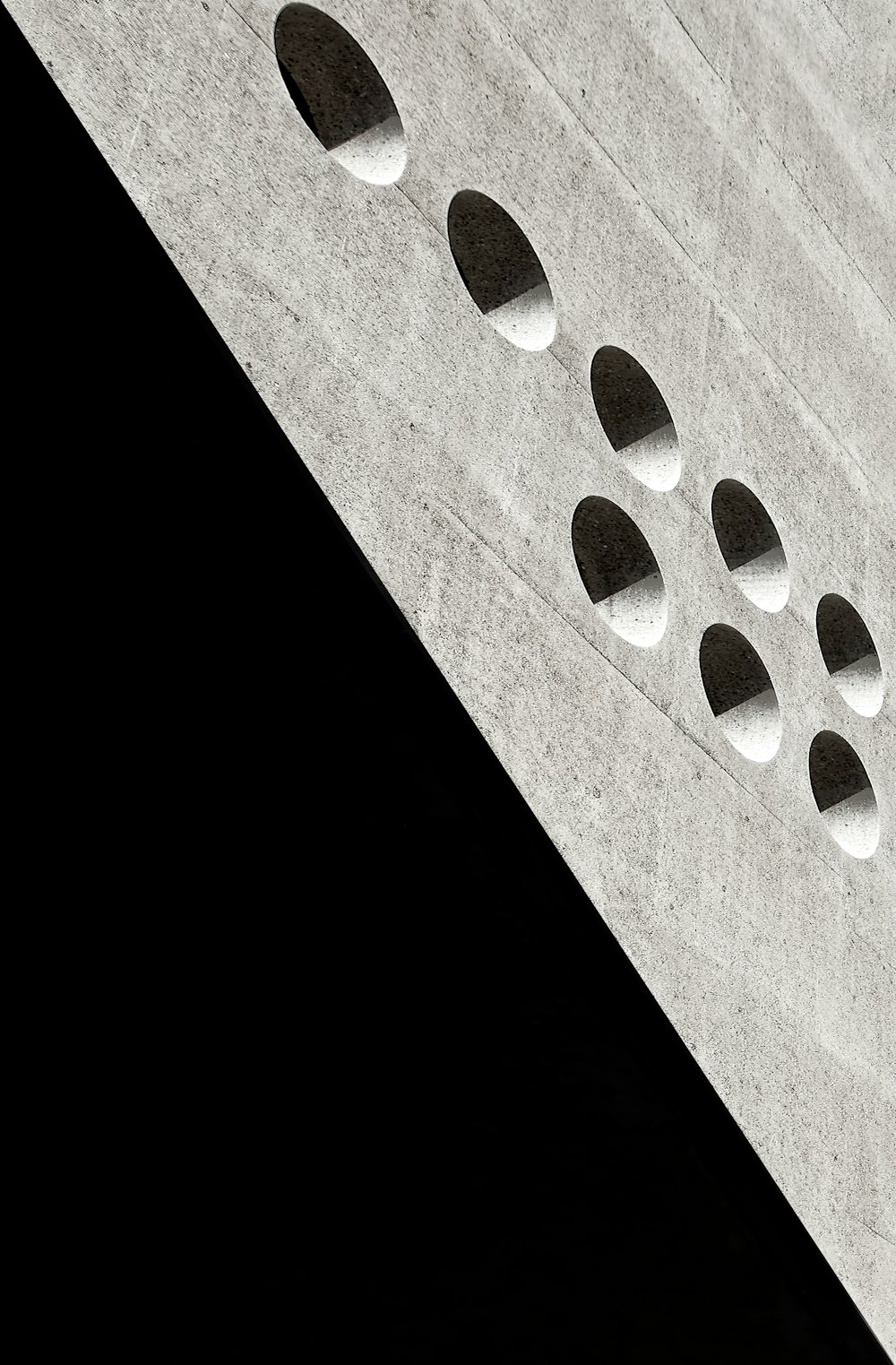 uma estrutura de concreto com buracos no meio dela