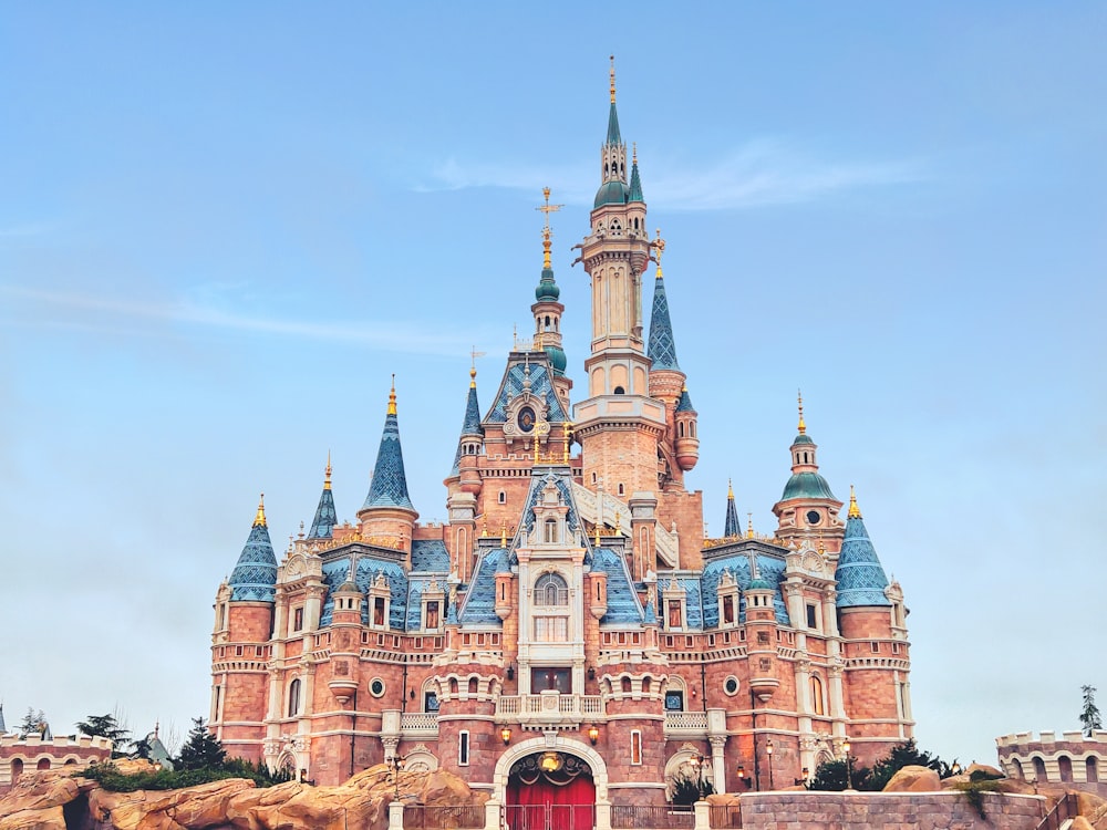 Braunes und blaues Betonschloss unter blauem Himmel tagsüber