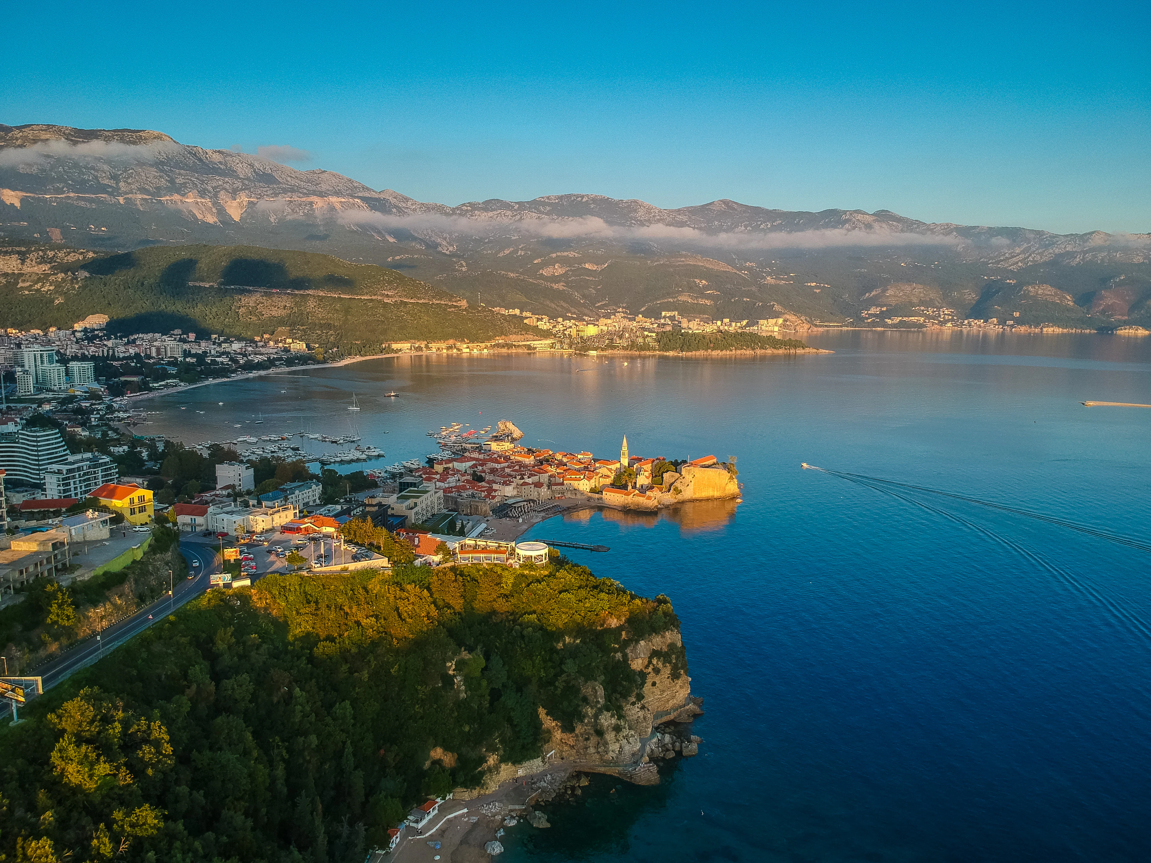 Zelena brda iznad mora kod Bečića
